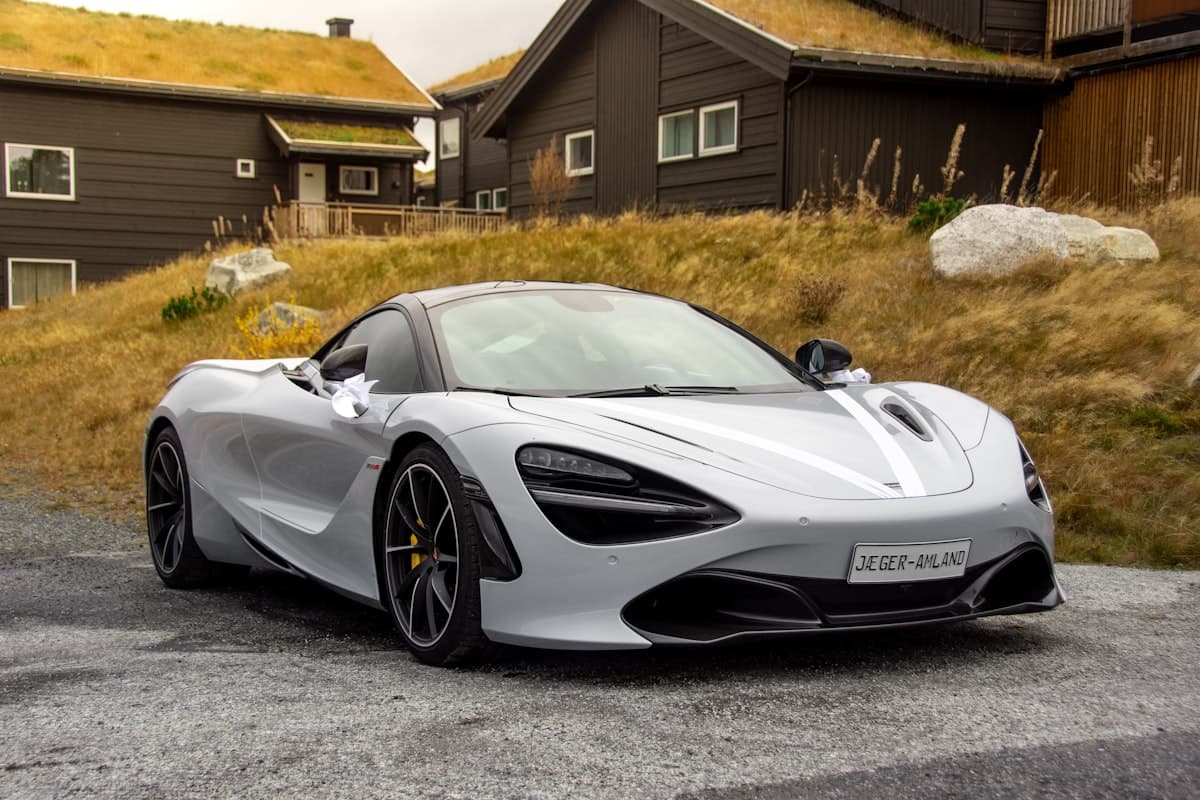 McLaren 720S grise fraîchement détaillée